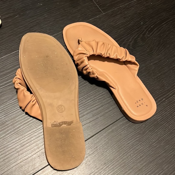 Target sandals. Size 8.5. Good condition - Picture 3 of 3
